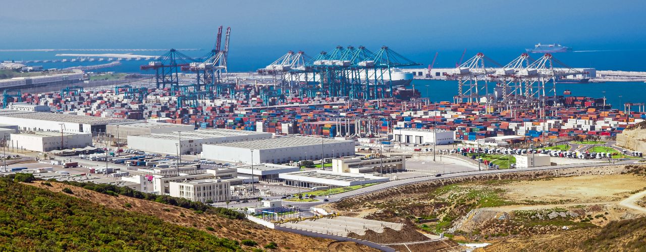 Marokko, Seehafen Tanger-Med - Quelle: Pierre-Yves Babelon - stock.adobe.com Afrika, Marokko: Container mit Seefracht im Seehafen Tanger-Med