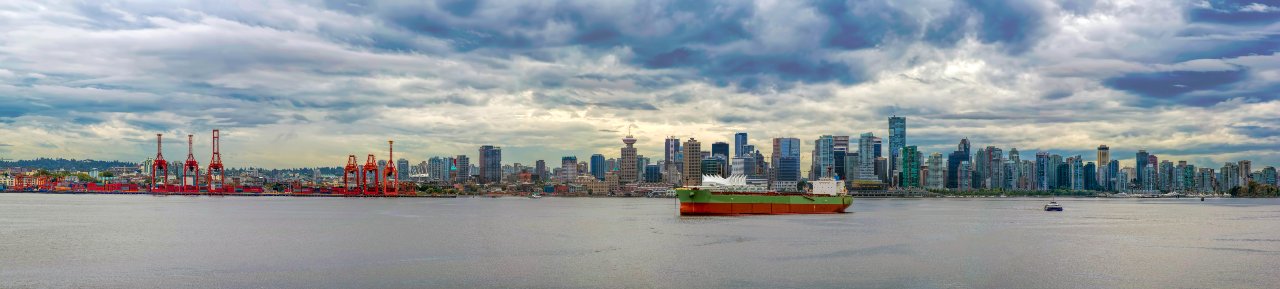 Frachter vor dem Port of Vancouver in Kanada