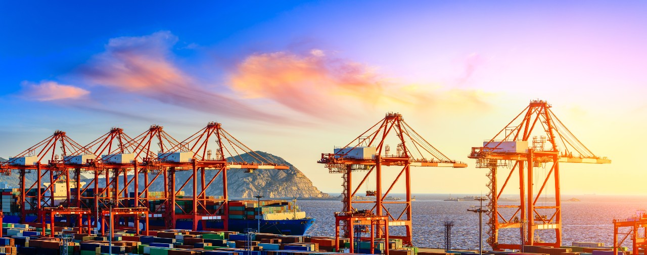 China, Frachtschiff mit Seefracht-Containern im Hafen von Shanghai (CNSHG) – Quelle: ABCDstock - stock.adobe.com China, Frachtschiff mit Seefracht-Containern im Hafen von Shanghai