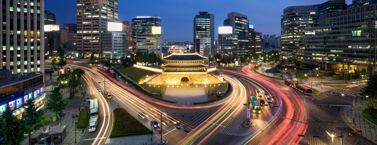 Südkorea: Sungnyemun Namdaemun Gate in Seoul. - Quelle: eyetronic - stock.adobe.com Südkorea: Verkehr am Sungnyemun Namdaemun Gate in Seoul.