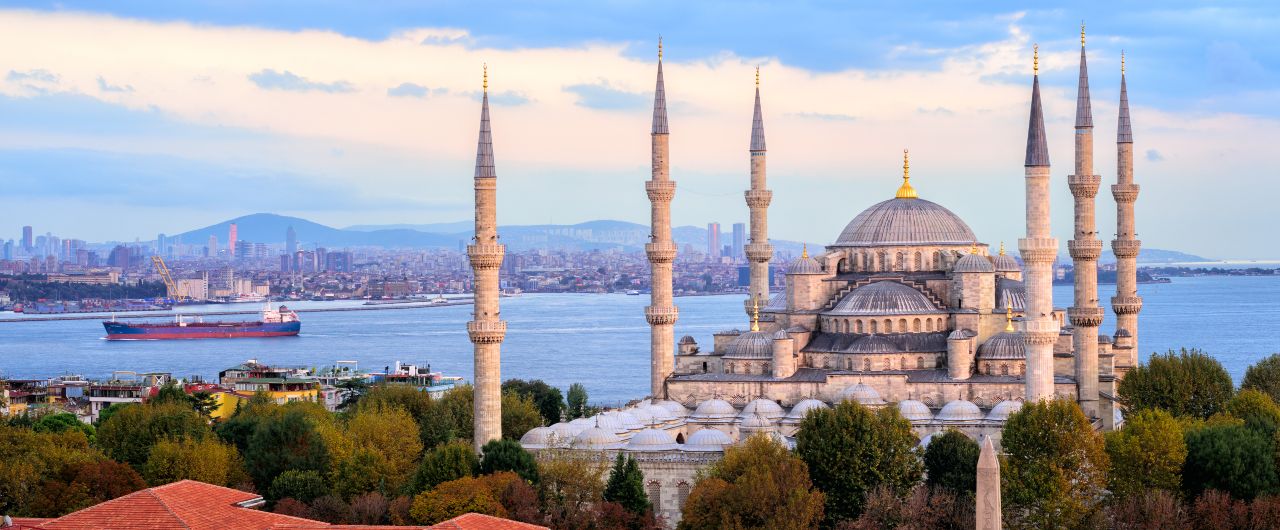 Türkei: Frachtschiff auf dem Bosporus bei Istanbul